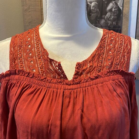 Davi & Dani Brick Red Cold Shoulder Lace detail top - Picture 2 of 7